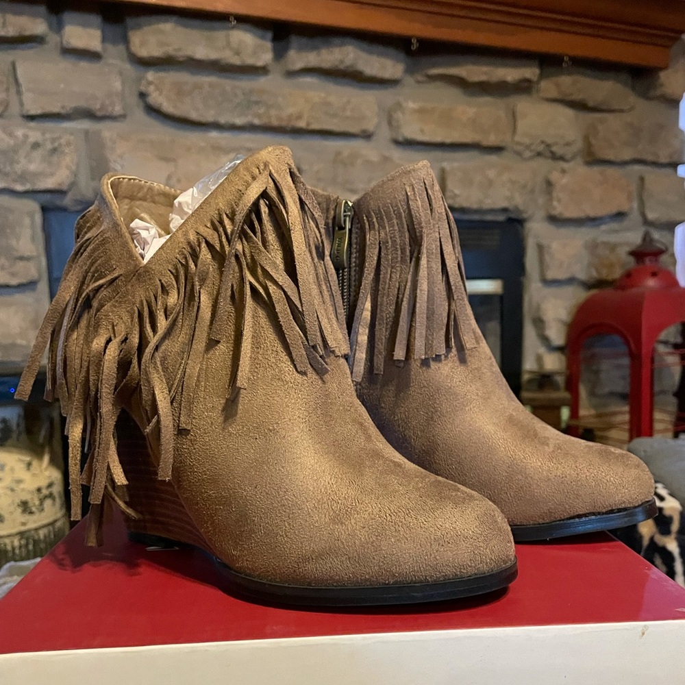 Wedged fringed booties